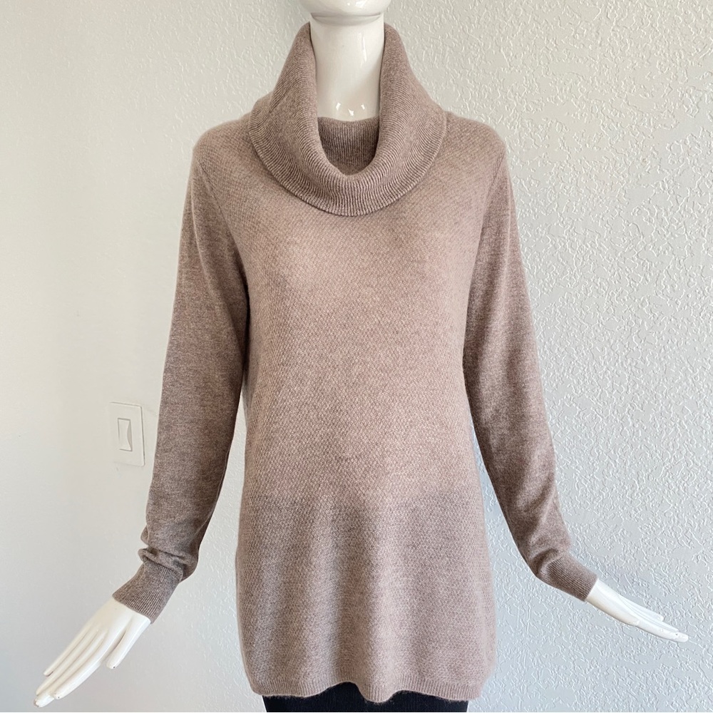 Max studio light brown turtleneck cashmere sweater